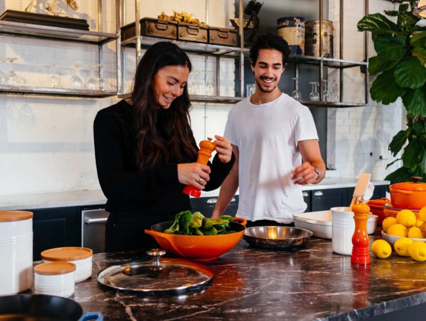 coppia in cucina mette sale