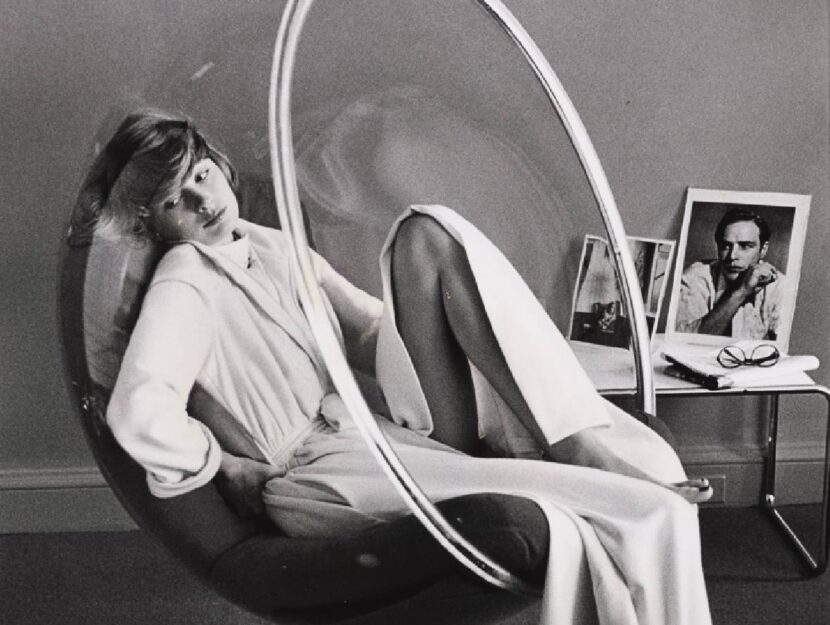 pausa lavoro | Model Reclining In An Armchair