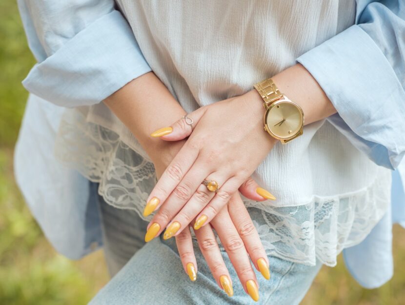 Amber velvet nails, fai brillare le tue unghie come l'ambra