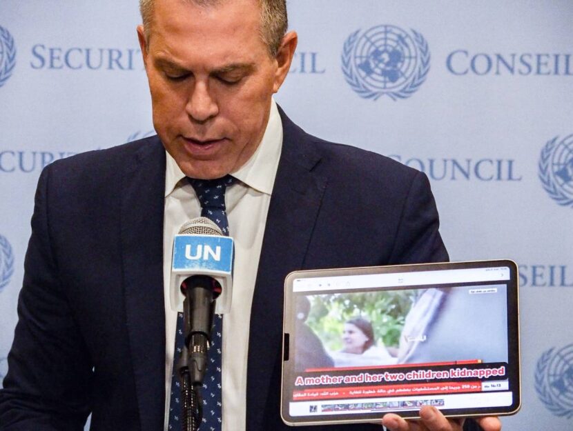 Gilad Erdan, rappresentante permanente di Israele presso le Nazioni Unite, mostra la foto di un'anziana rapita