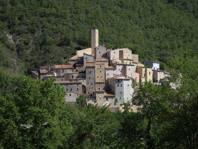 Il Castello di Postignano, immerso nel verde della Valnerina.