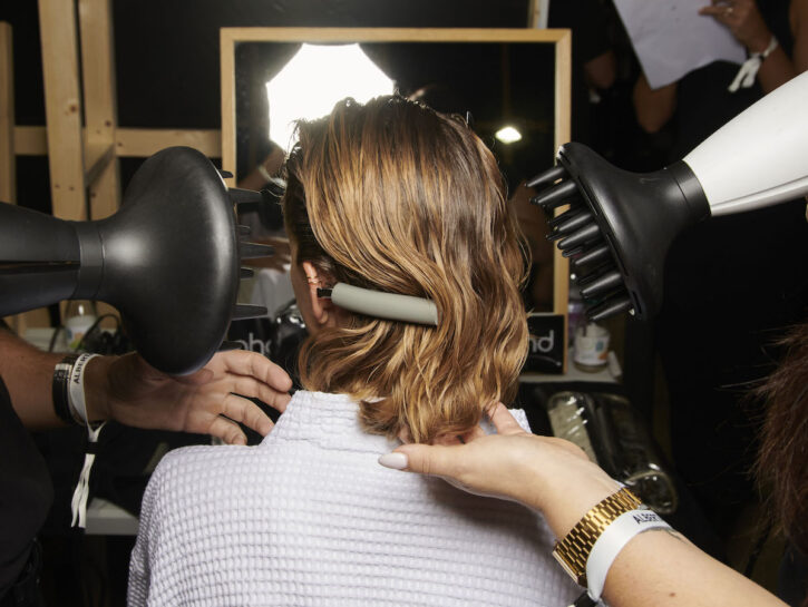 Asciugare i capelli in breve? Sì, con i prodotti blow dry che accelerano i tempi + tanto altro...