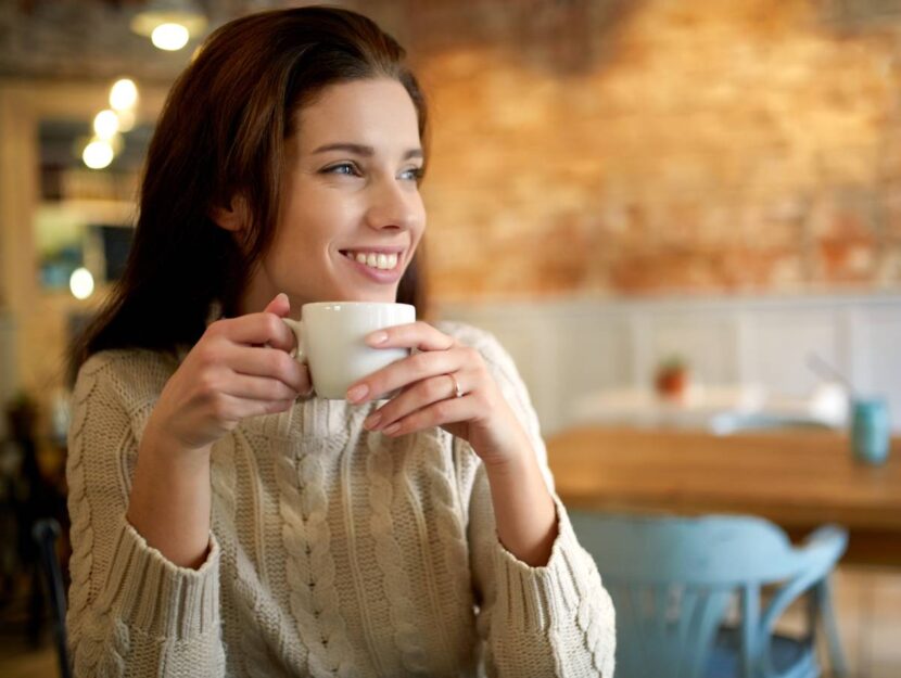 Una donna beve il caffè