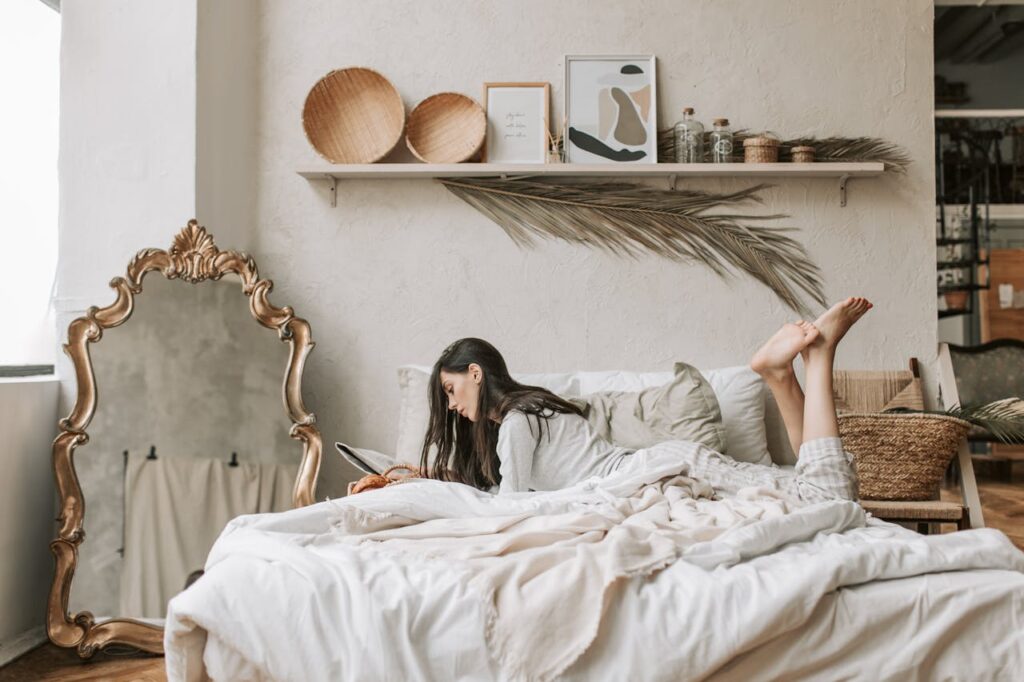 ragazza seduta sul letto a leggere il giornale