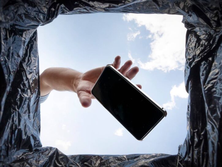 Cellulari in discarica? Sono ricchi di oro: qualcuno se n'è accorto