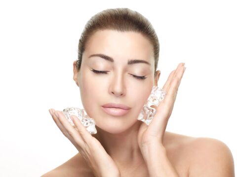 Skin icing, scopri i benefici del ghiaccio sulla pelle (e il tuo viso ti ringrazierà)