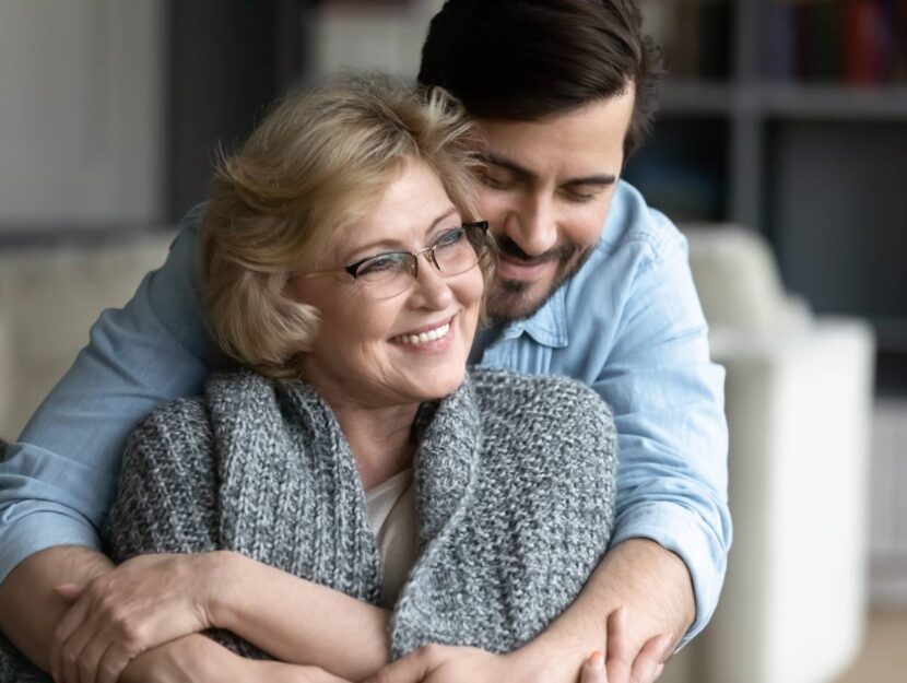 Una madre con suo figlio adulto