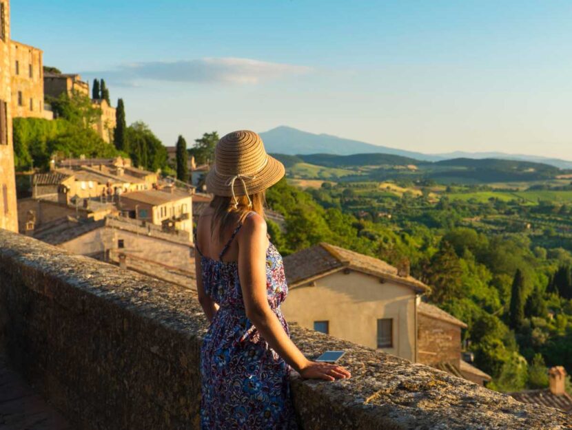 Una turista in vacanza in Toscana