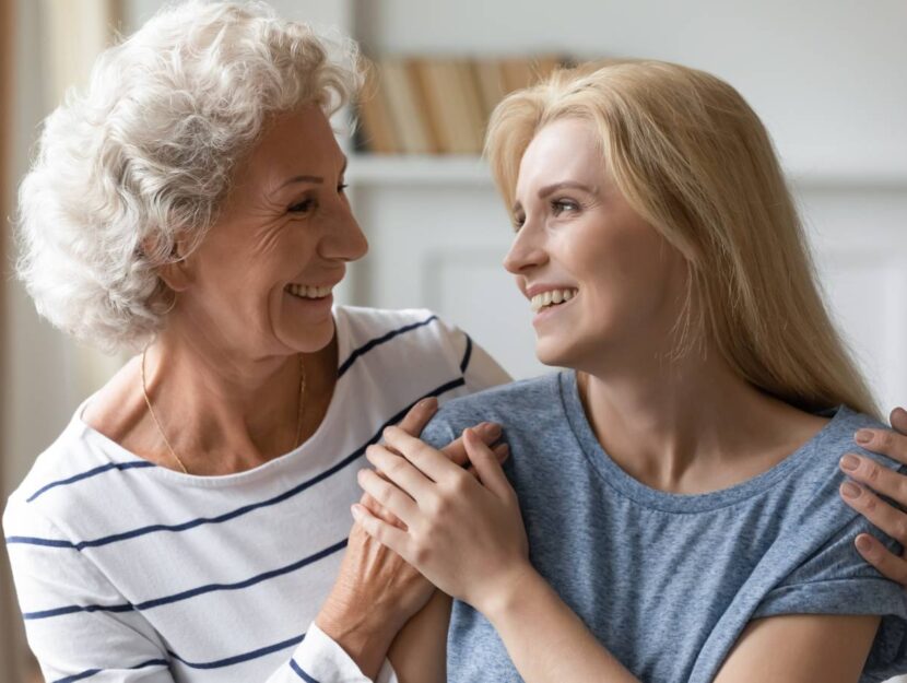 Una donna con sua madre