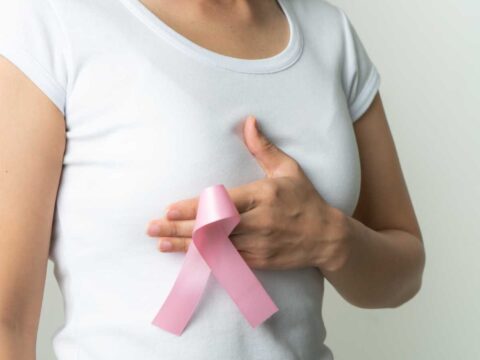 Tumore al seno, l’inquinamento aumenta il rischio di ammalarsi: lo studio