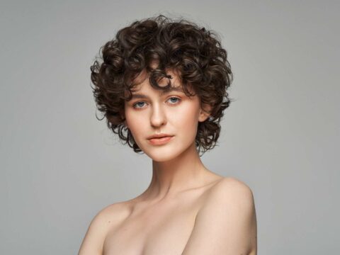 Come arricciare i capelli molto corti