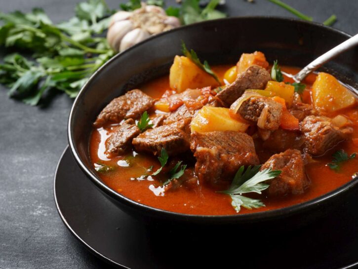 Come cucinare il gulash con le patate