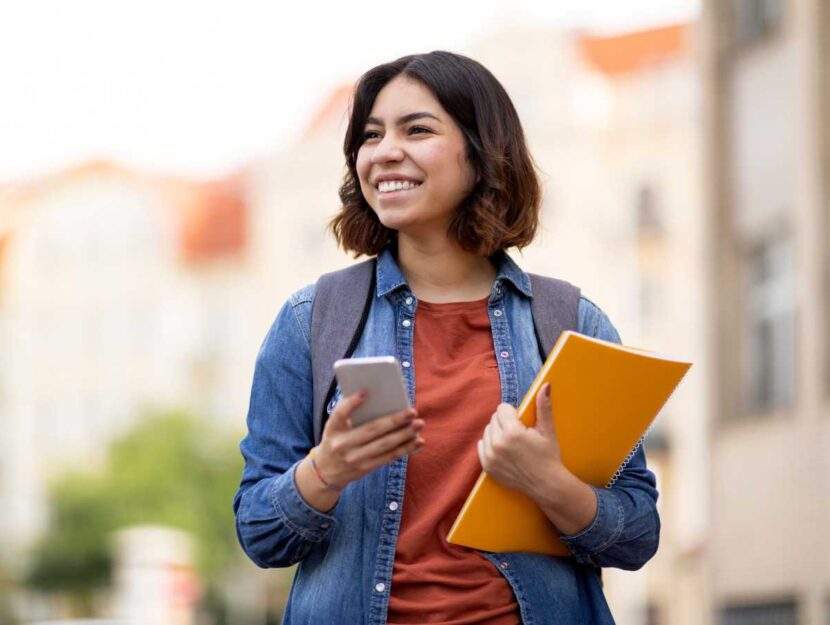 Una ragazza studia per prendere la laurea