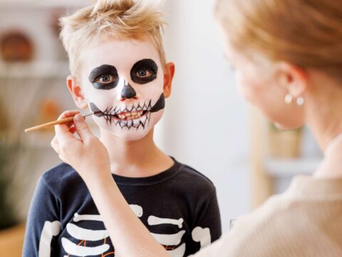Trucco semplice per i bambini ad Halloween: come realizzarlo