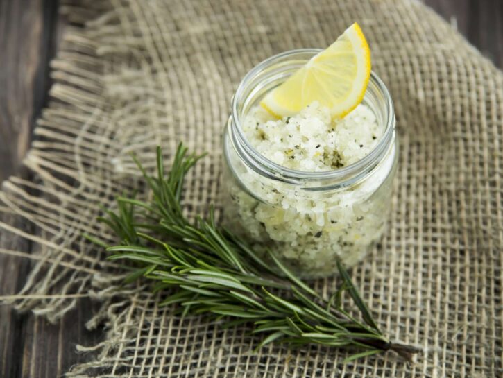 Come fare uno scrub naturale per il corpo: tre ricette