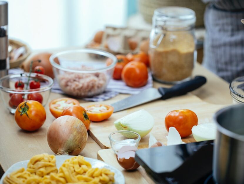 ingredienti posti sul tavolo da cucina utili per la realizzazione di una ricetta