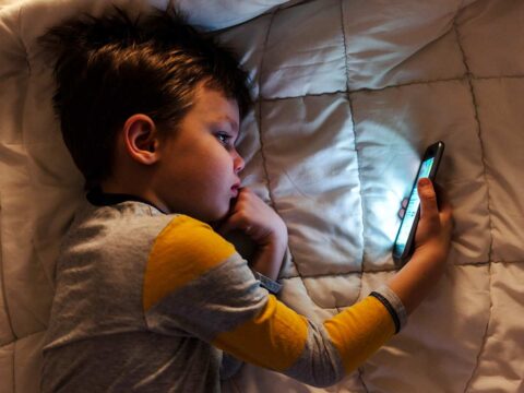 Smartphone, cresce la dipendenza tecnologica tra i minori
