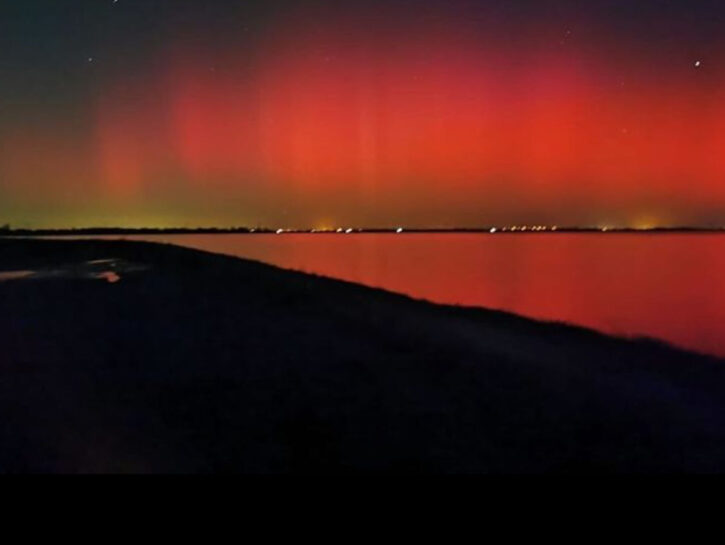 Aurora boreale, l'insolito spettacolo nei cieli del Nord Italia