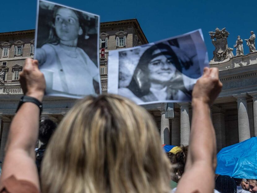 Un cartello con la foto di Emanuela Orlandi durante un sit-in in Piazza San Pietro mentre Papa Francesco recita l'Angelus di mezzogiorno