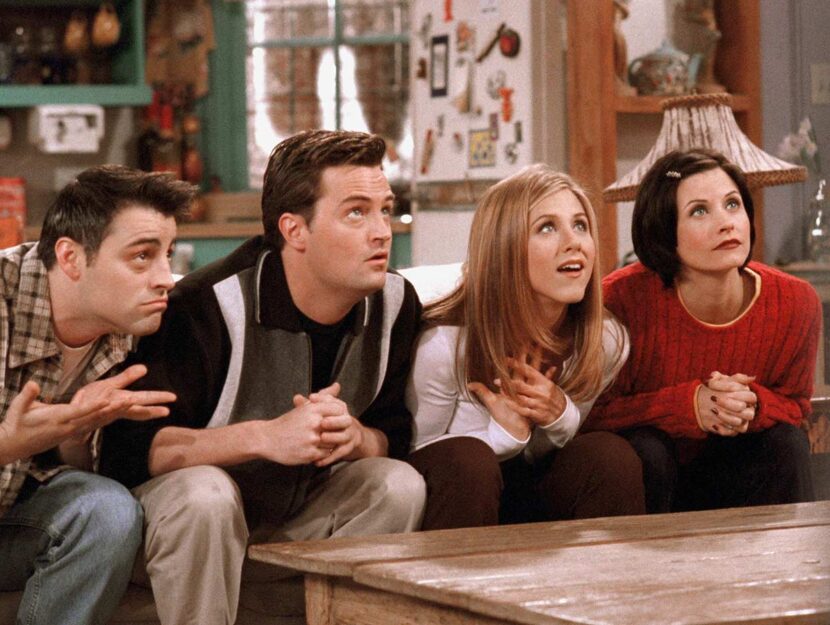 Matt LeBlanc, Matthew Perry, Jennifer Aniston e Courteney Cox nella serie "Friends"