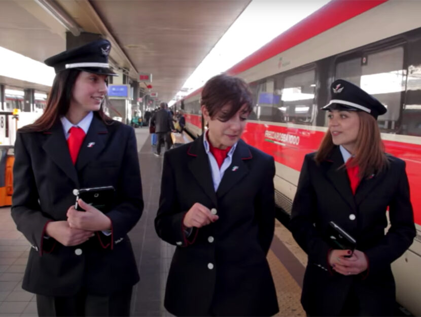 Donne che lavorano sul treno