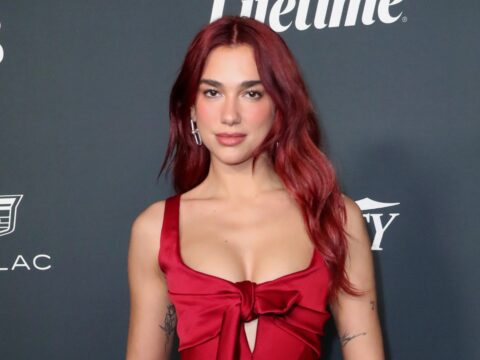 Scalda l’autunno con il rosso “cherry coke” di Dua Lipa