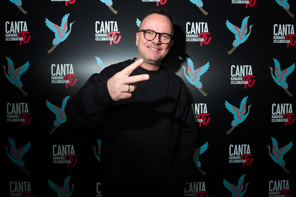 Gigi D'Alessio alla Karaoke Celebration di Canta Tu