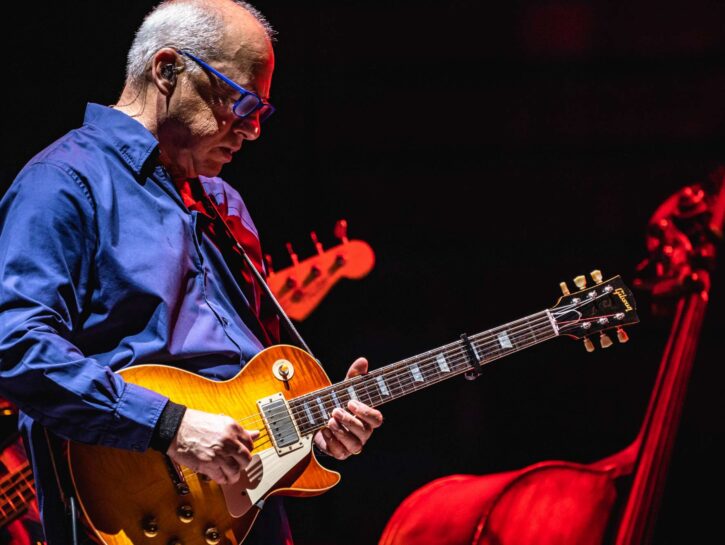 Beneficenza rock, Mark Knopfler mette all'asta 120 delle sue chitarre