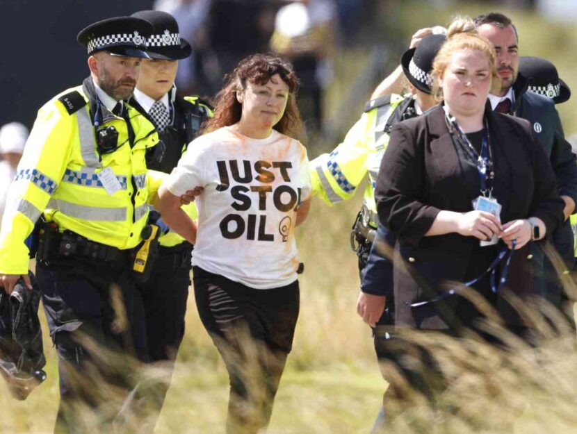 Una attivista Just Stop Oil arrestata dopo una protesta