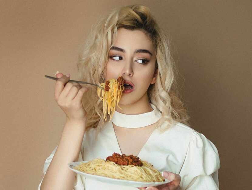 celiachia ragazza mangia pasta