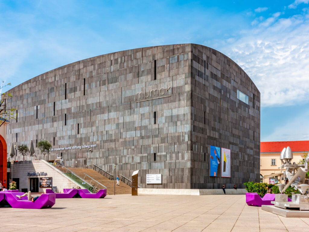 Vienna: pausa relax sulle colorate sedute di fronte al Mumok, il Museo di Arte moderna.