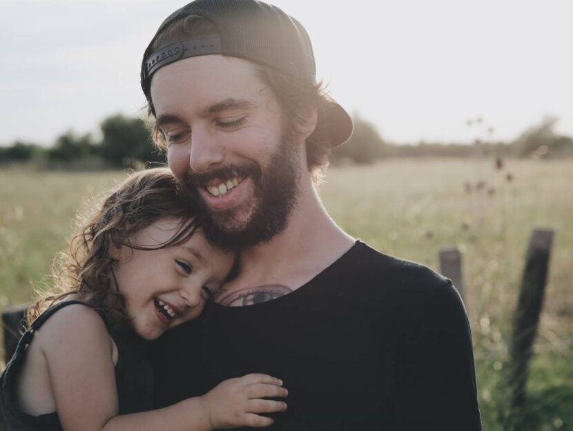 papà con figlio genitori