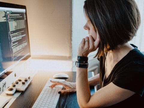 Assistente virtuale: nuovo lavoro o caregiving mascherato?