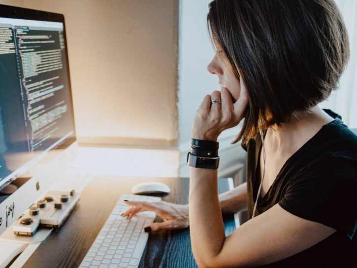 Assistente virtuale: nuovo lavoro o caregiving mascherato?