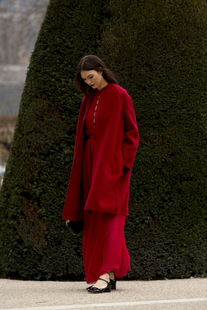 vestito e cappotto rosso per le feste