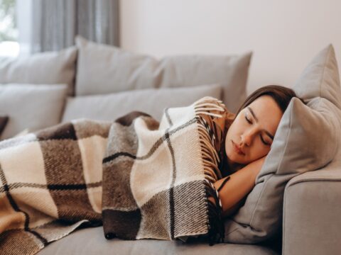 La siesta fa bene al cervello e non solo: gli studi confermano