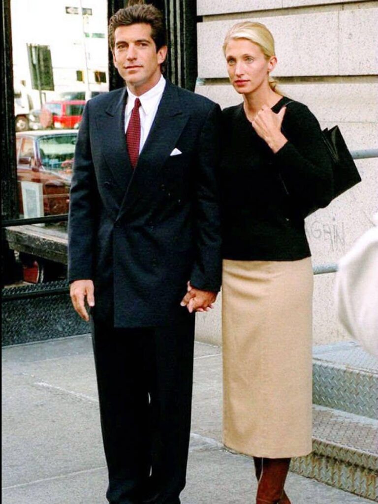 Carolyn Bessette Kennedy con la gonna a tubo