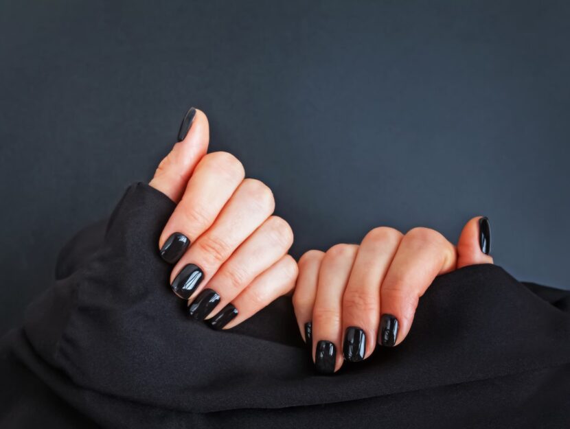 Il segreto della manicure nera spopola su TikTok con la Black nail theory