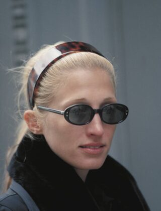 Gli occhiali ovali di Carolyn Bessette-Kennedy sono il trend che non ti aspettavi (ma che stavi già cercando)