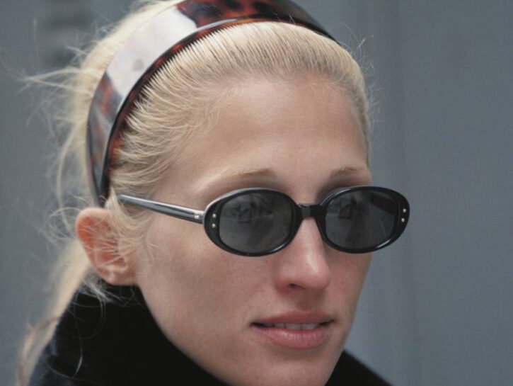 Gli occhiali ovali di Carolyn Bessette-Kennedy sono il trend che non ti aspettavi (ma che stavi già cercando)