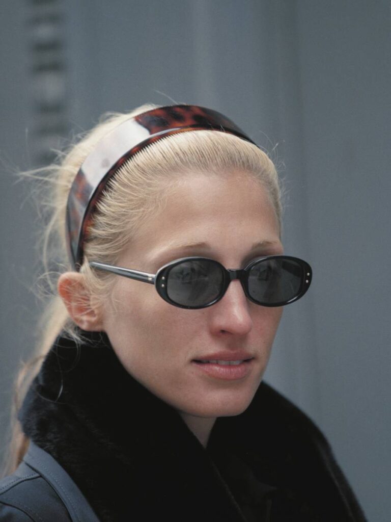 Carolyn Bessette Kennedy con il cerchietto