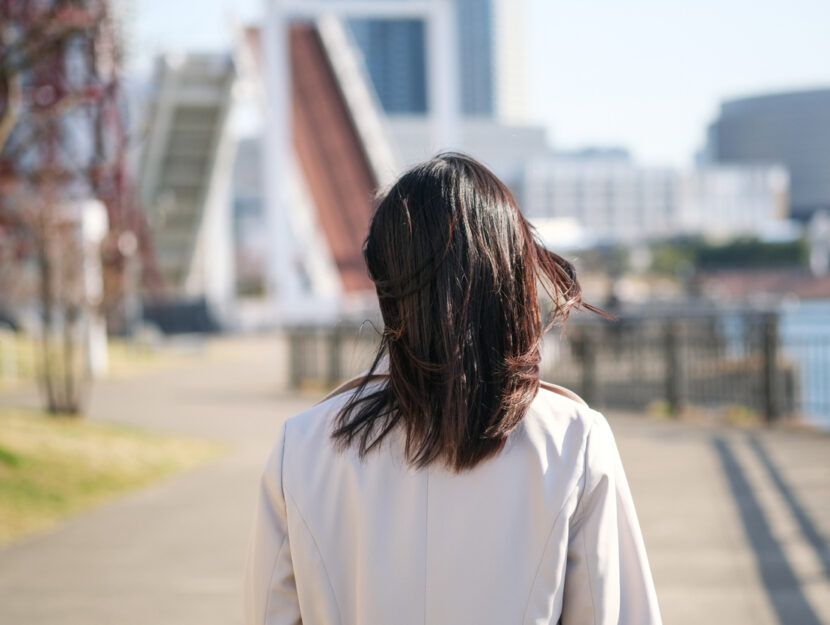 ragazza cammina presa di spalle