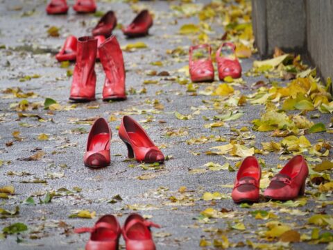 Femminicidi, altre due donne uccise in un giorno