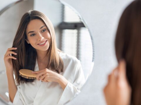 Pettinare i capelli fa bene anche all'umore: il nuovo studio