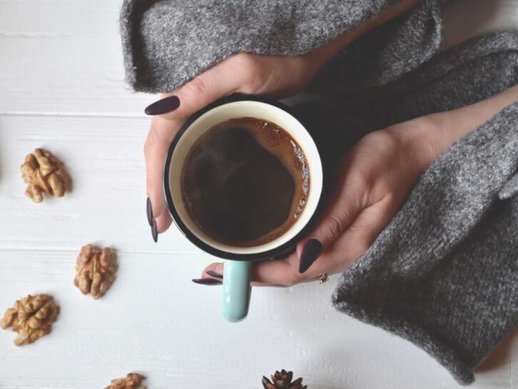 Manicure, unghie hot chocolate: la tendenza da non perdere