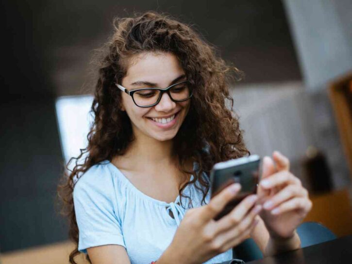 WhatsApp si può collegare all'indirizzo email: la novità