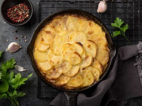 Come cucinare le patate in tortiera con il lardo