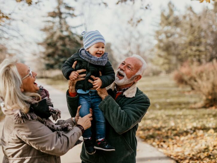 Le visite dei nipoti allungano la vita ai nonni: lo studio