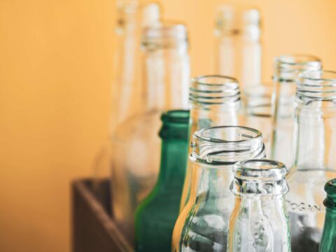 Come fare un centrotavola con delle vecchie bottiglie in vetro