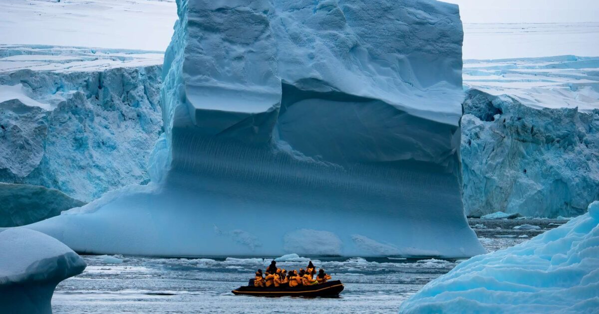  L-iceberg-pi-grande-del-mondo-alla-deriva